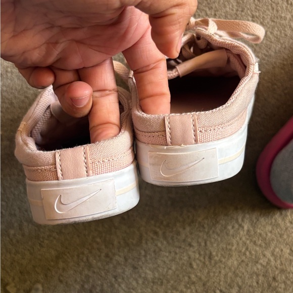 Women’s slip-on Nike shoes. - Picture 4 of 7